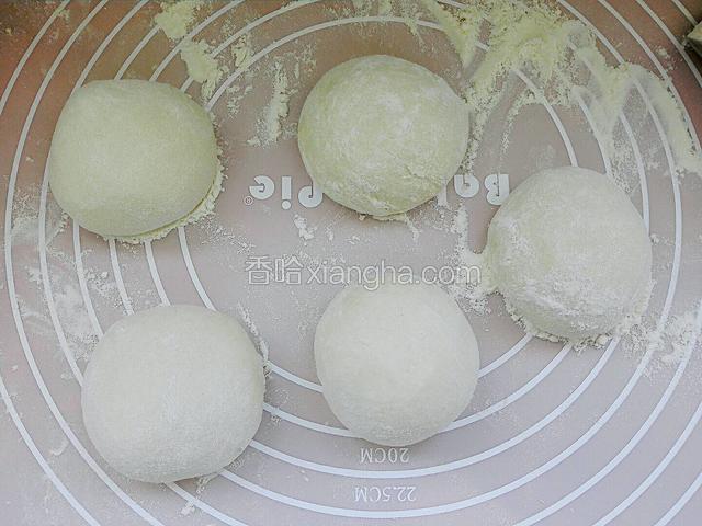 倒扣过来盖上保鲜膜松驰10分钟