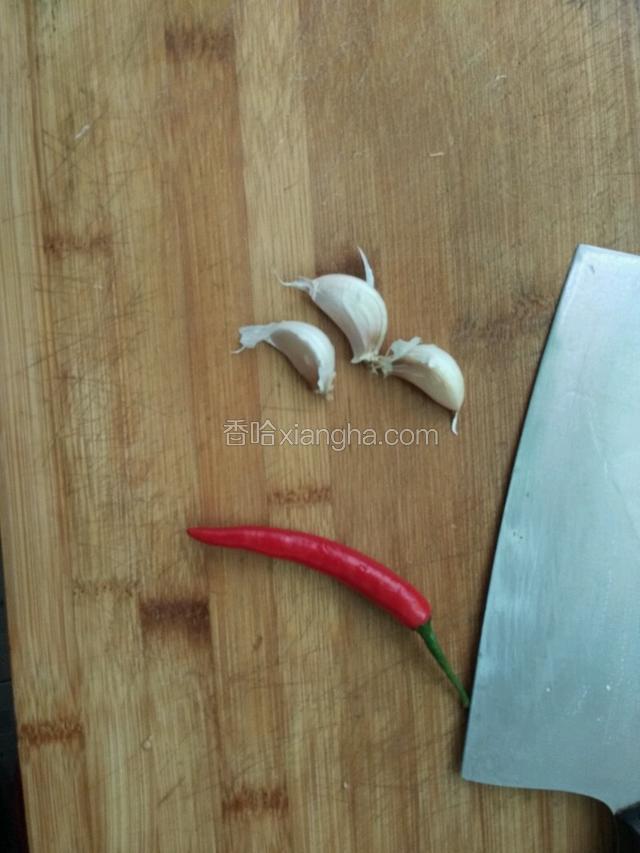 蒜切细，辣椒切小圈；