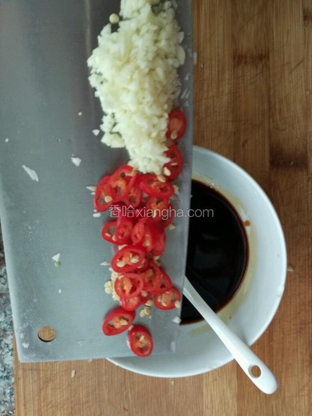 取一小碗，放入酱油，几滴耗油，少许白糖，味精，再把蒜和辣椒放入泡5分钟入味；