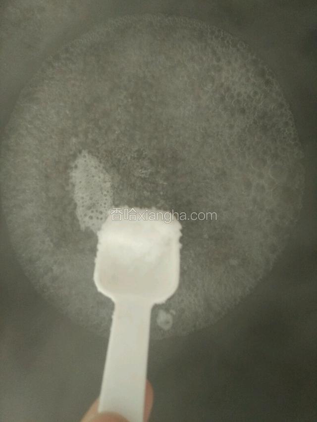 锅内加入适量水烧开，滴几滴油，放少许盐把豆角放入煮几分钟；