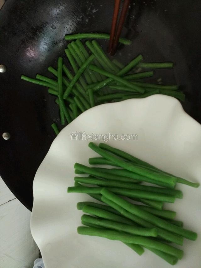 直到豆角变软就熟了捞出摆入盘；