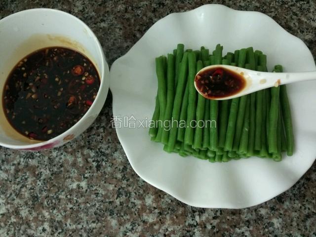 先把酱料淋在豆角上；