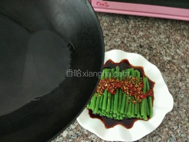 再把热油泼到豆角上就完成啦；