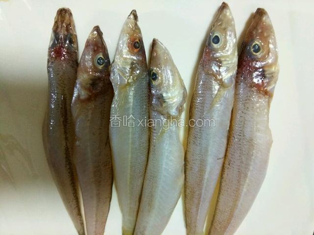 沙丁鱼洗干净，用盐，料酒腌一下