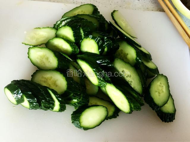 将黄瓜切片儿备用。