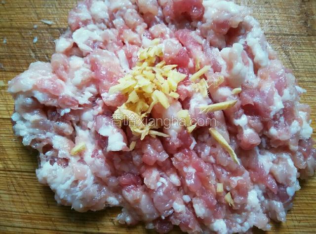猪肉剁碎，放两片姜进去一起剁碎