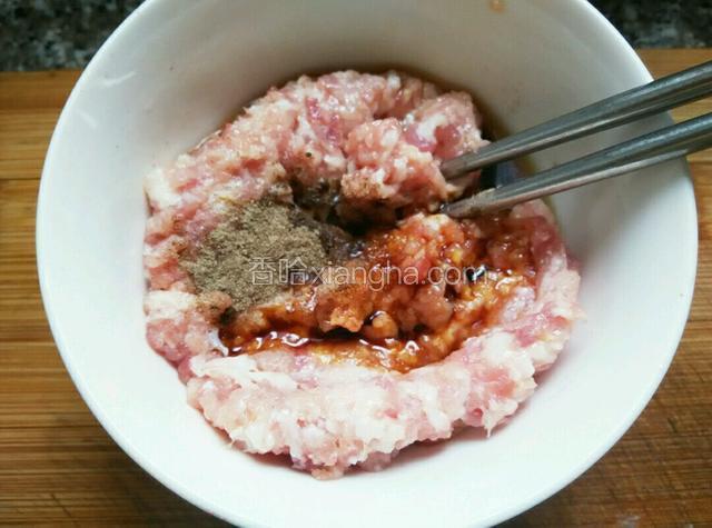 剁好的肉放入碗中，放入料酒，生抽，胡椒粉