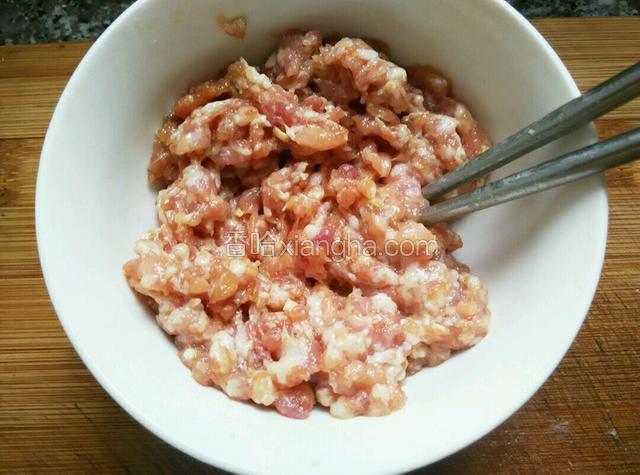 搅至肉上劲，腌制十分钟