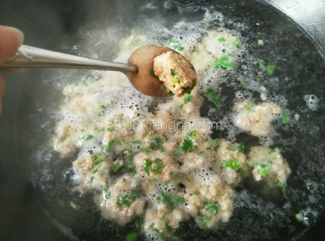 锅中烧水，水开后用勺子把肉团成团放入锅中