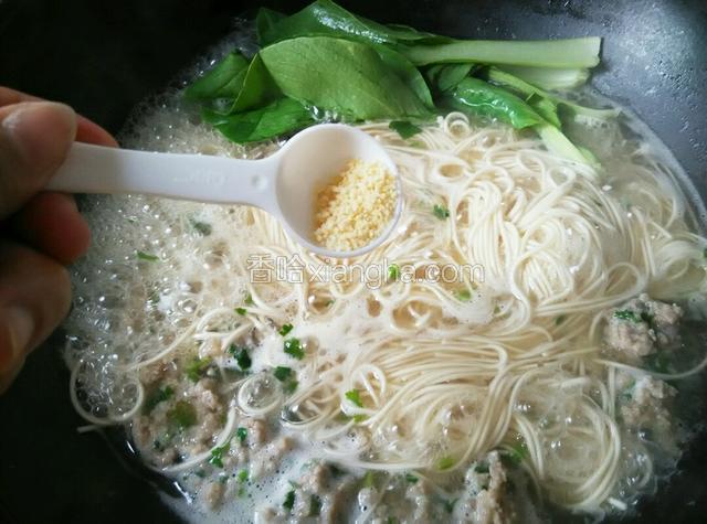 面快熟时放入青菜和鸡精