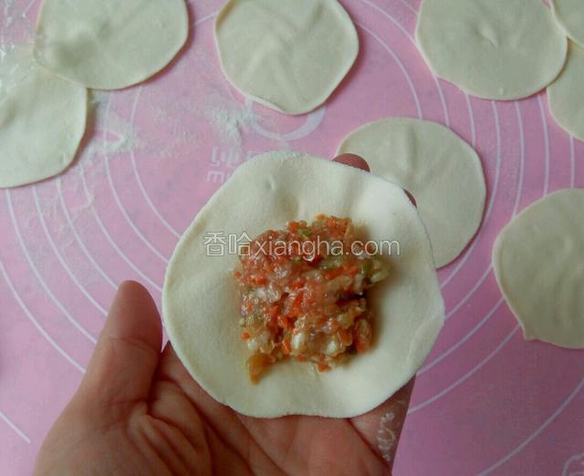 打上馅包饺子。