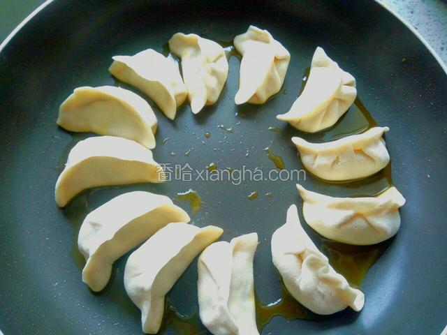 饺子摆放到锅内。