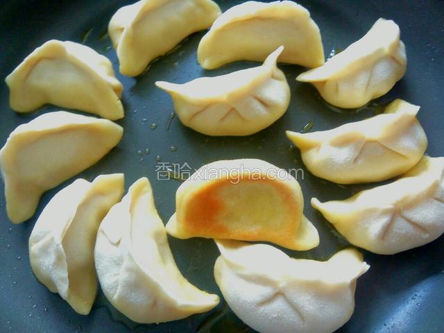 煎至饺子有嘎巴。