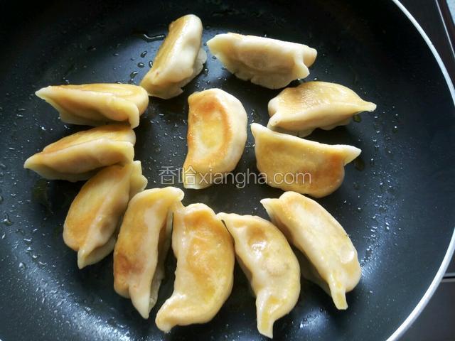 煎至汤剩不多时，饺子翻面煎。