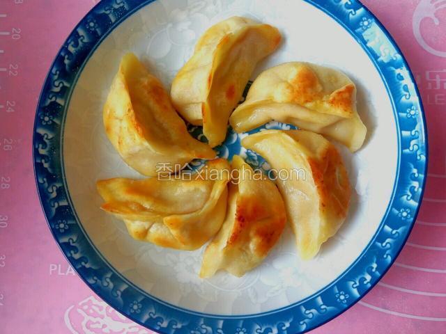 盛盘，煎好的饺子上下都有嘎巴。