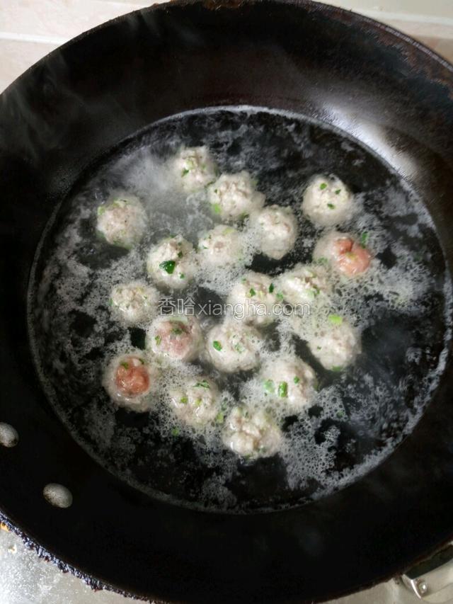 用手把肉馅揉成丸子，放到热水里