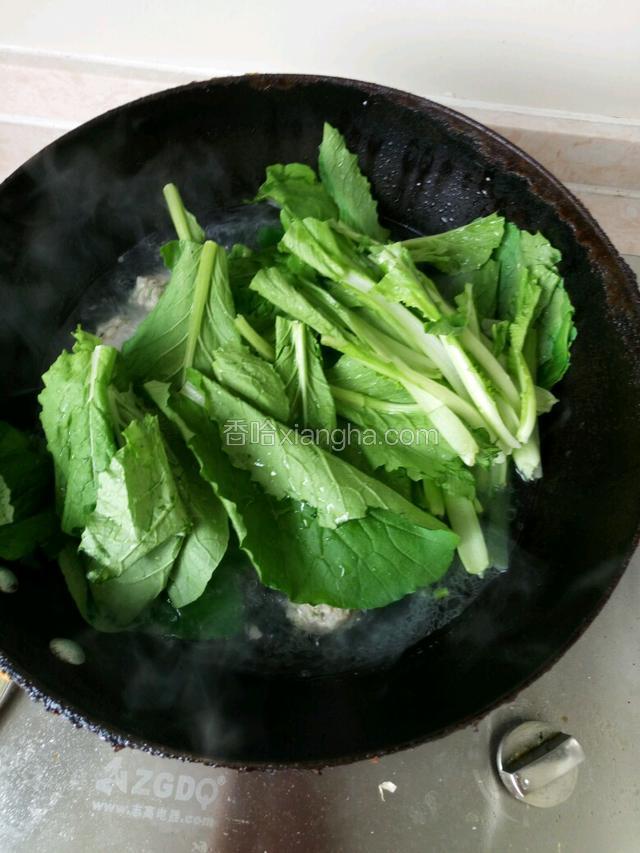 开锅一次后加入小白菜继续煮，加入适量盐