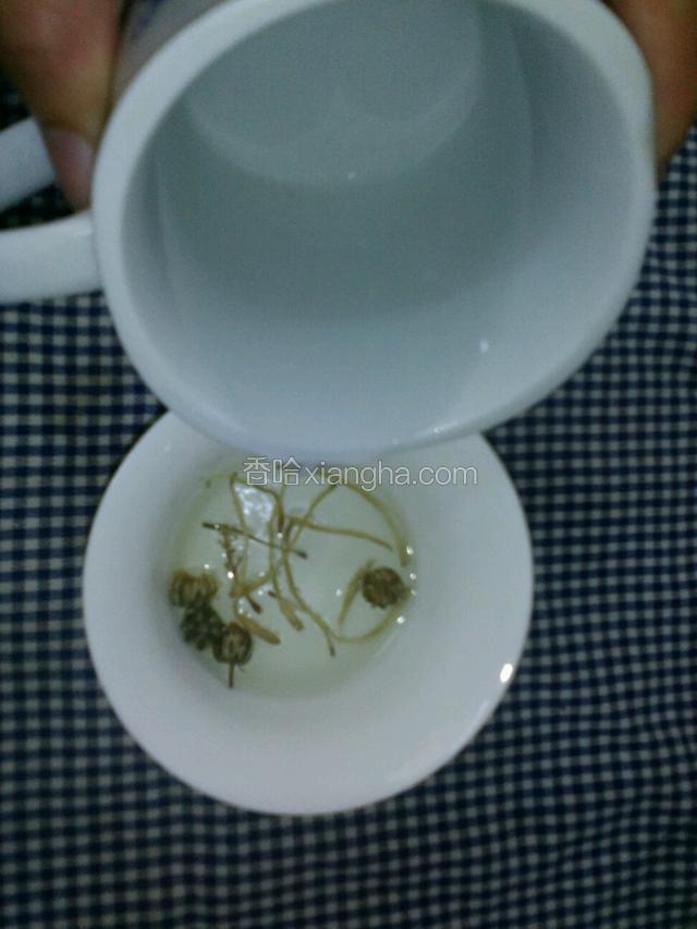 倒入开水洗一次茶，把水倒出，再加一次开水泡即可