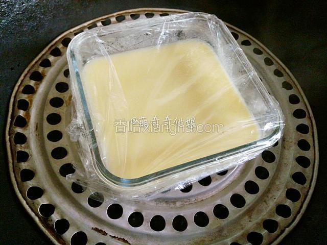 锅中水烧开后放在蒸格上，加锅盖大火蒸10分钟。
水一定要烧开再放入，并且用大火蒸！是大火哦！
如果你的容器是有加盖，那么可以延长时间，一般蒸8-12分钟就会熟。