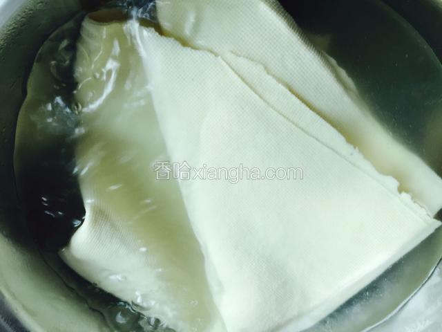锅中加入水把豆腐皮过水三分钟捞出放凉沥干水分