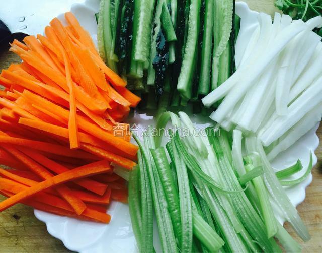 洗净把豆腐皮、黄瓜、芹菜、胡萝卜、白菜叶子切掉全部切成丝段