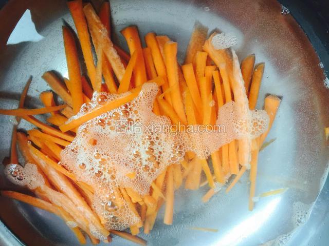 锅中放入水煮开，分开把胡萝卜、芹菜、白菜过水两分钟捞出凉干沥干水分、然后把花生油煮熟备用