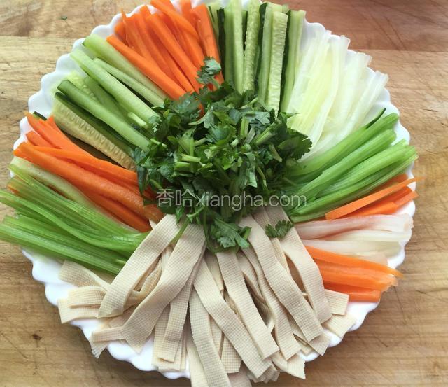 把煮熟的豆腐皮和其它摆盘、香菜切碎放入盘中间
