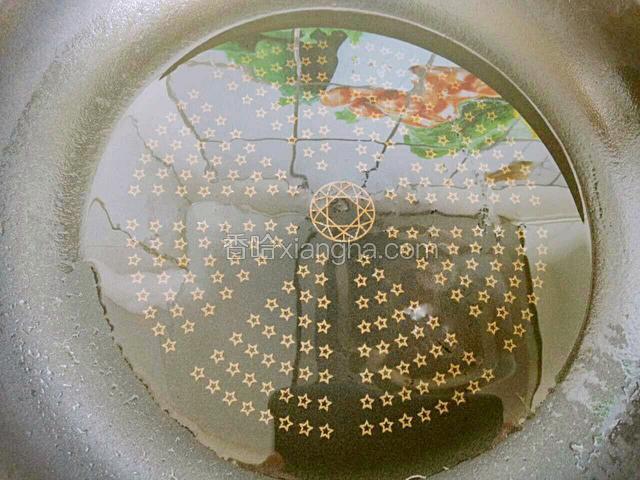 锅中烧油至五成热
