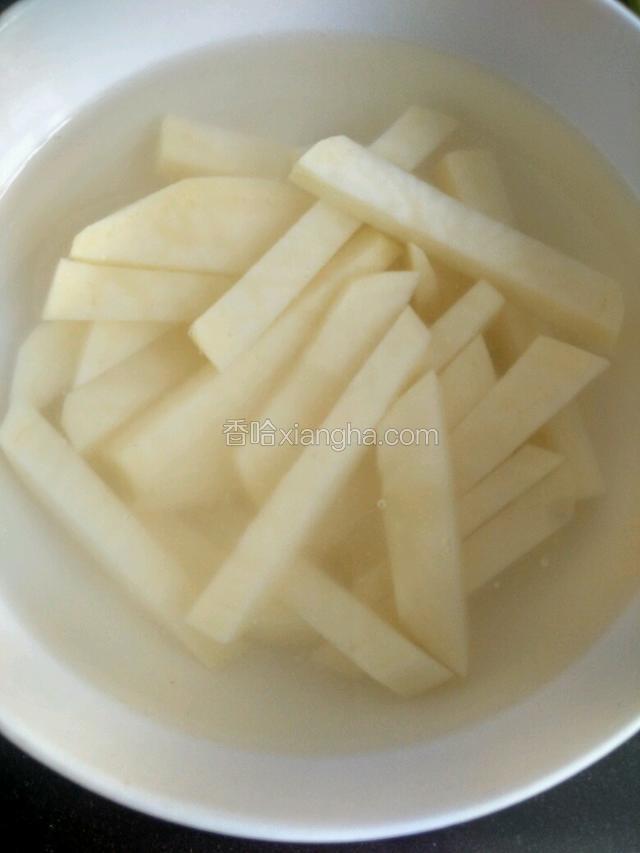 土豆切条水中泡一会