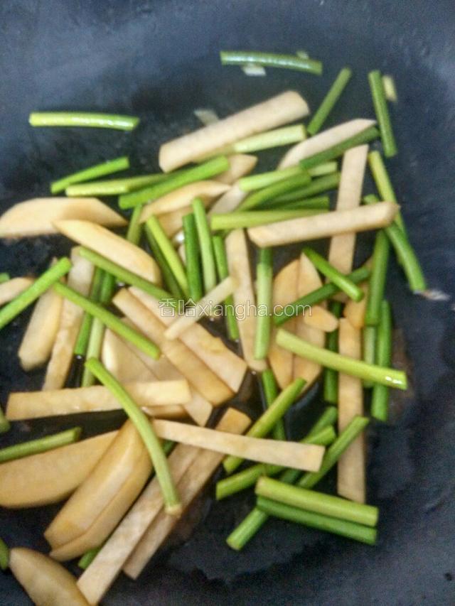 放蒜苔，倒生抽翻炒变色