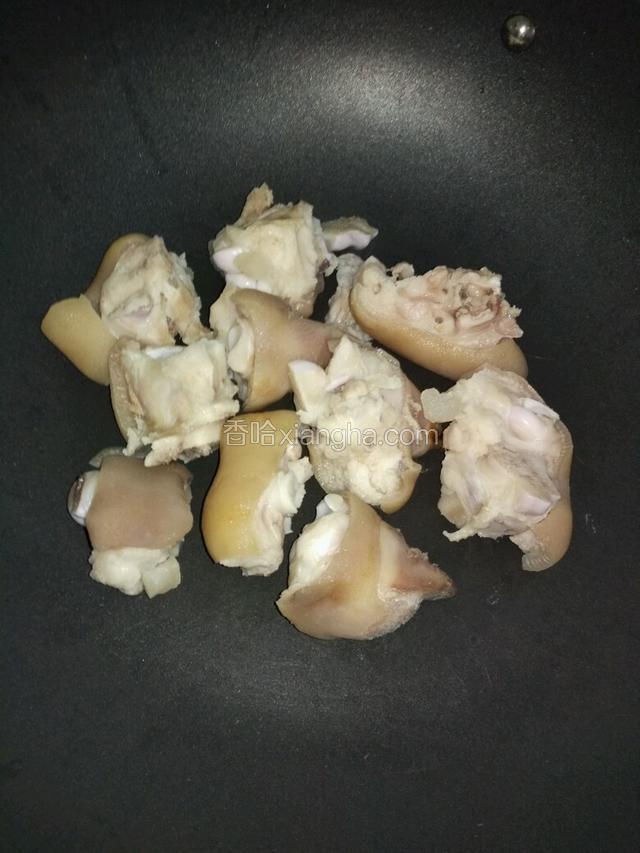 煮好的猪脚捞出来用清水冲洗干净，直接上锅炒干水分
