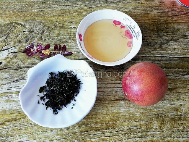 绿茶，百香果，适量蜂蜜备齐