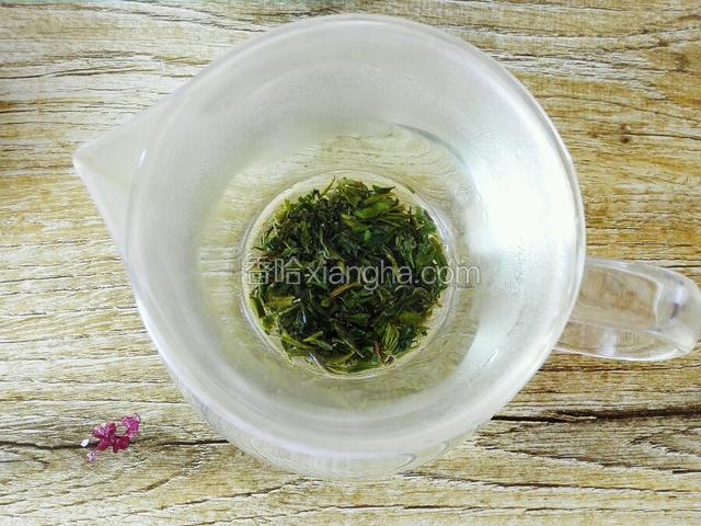 用开水温下茶壶，等到水温降到85度左右沏入绿茶，盖上盖焖半小时