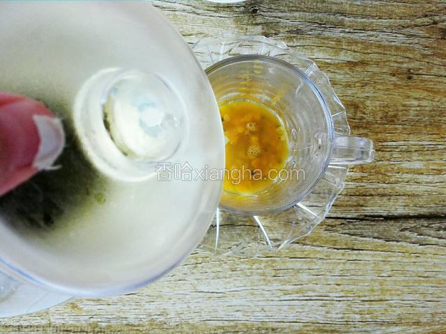 然后把绿茶倒满杯中