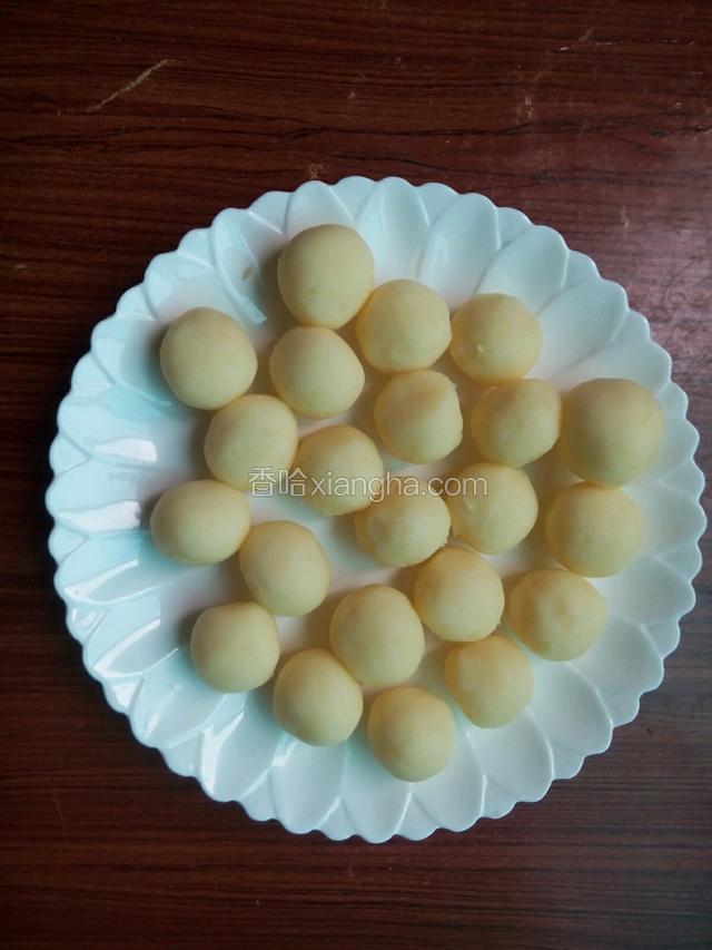 把土豆泥，做成一个个球