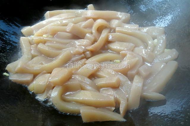 放入魔芋豆腐翻炒。