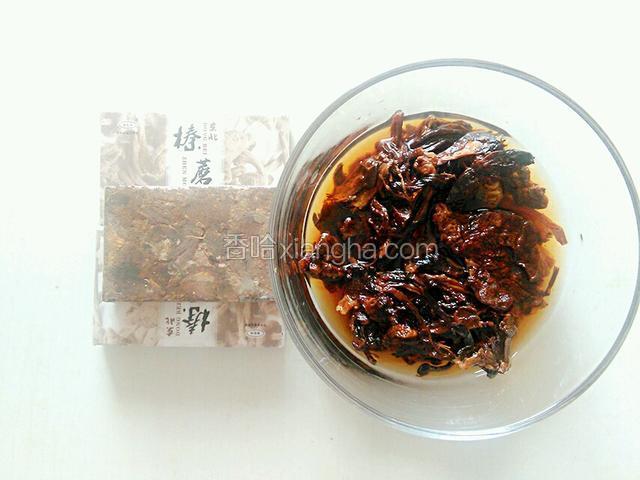 干榛蘑用水泡软洗净（粉条也提前泡好备用）