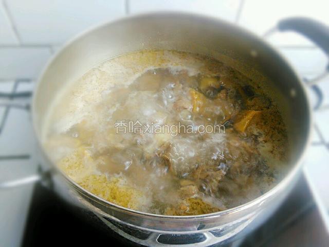先煮些热水焯一下鸡肉