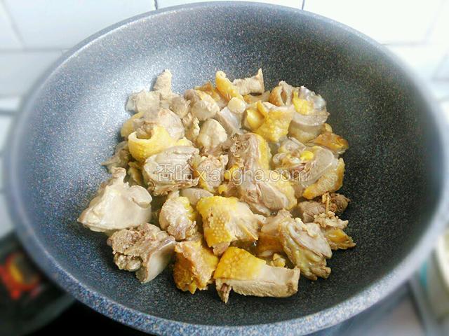 冰糖变成红色后，放入鸡肉翻炒上色



