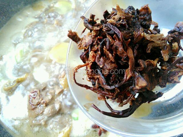 翻炒一会后，加入热水（水要没过鸡肉）大火煮开放入榛蘑