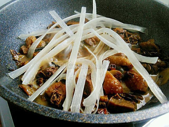 最后把泡好的粉条放入锅里再炖10分钟既可