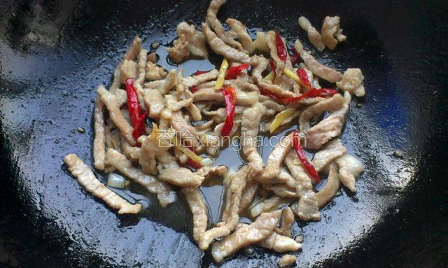 炒制肉变色加生抽，盐炒匀