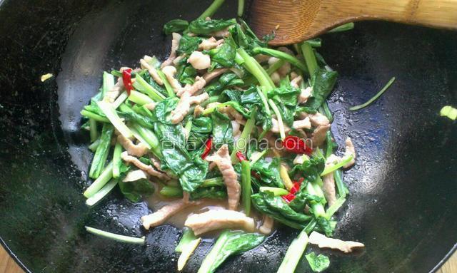 炒制小白菜变软加鸡精调味拌匀