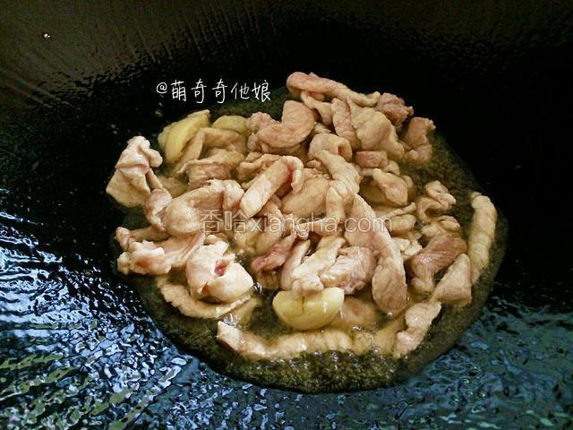 热锅倒油下猪肉和大蒜，大火炒至微黄时加入花椒粒和干辣椒翻炒片刻，调入少许盐。
因为大头菜有盐味，猪肉是白味的，所以下点点盐在猪肉里。