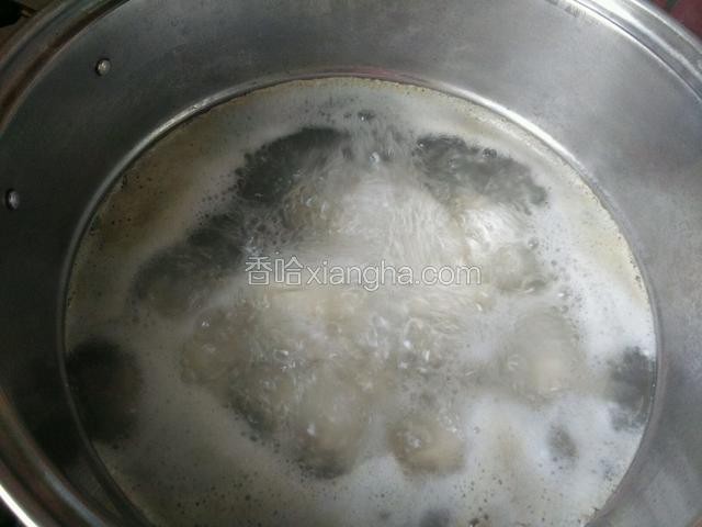鸡块飞水，撇去浮沫和油花。