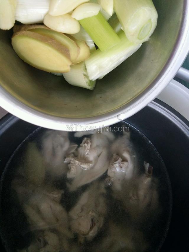 捞出飞水后的鸡块。放入电饭煲，加入葱姜蒜，料酒，醋。倒入沉淀好的刚才给鸡肉飞水的汤。
