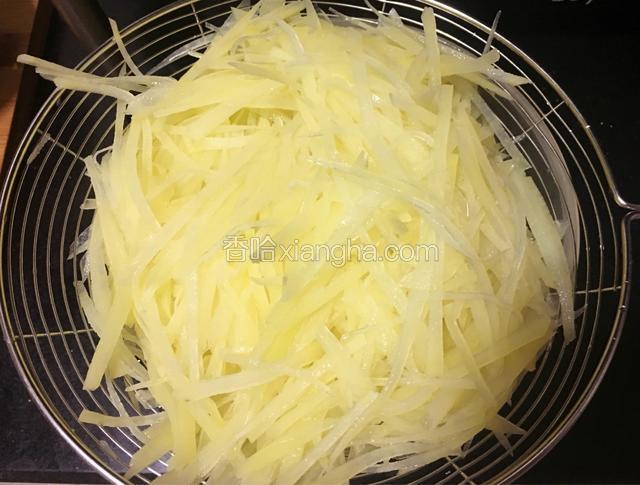 土豆丝捞出沥干水分