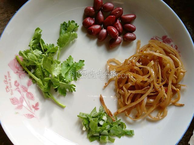 生花生米用少许油炒熟炒香晾凉，香菜切段，葱切花，大头菜少许。
我这个是炒熟的大头菜丝，就直接用了，如果是生的就剁小点成小颗粒。