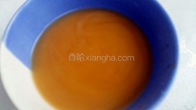 淀粉、蚝油和生抽放入适量的清水调匀。