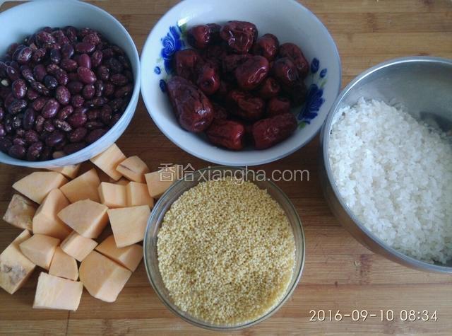 备好食材，红豆、红枣、大米、小米洗净，红薯削皮切块。